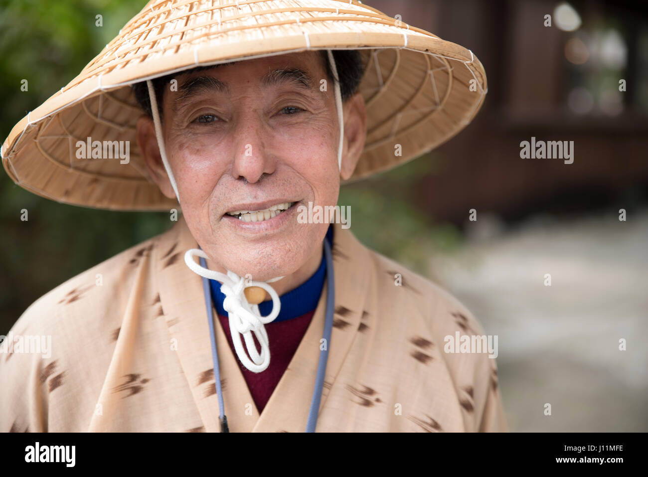 Naha, Okinawa, in Giappone: l'uomo con i tradizionali Ryukyan hat