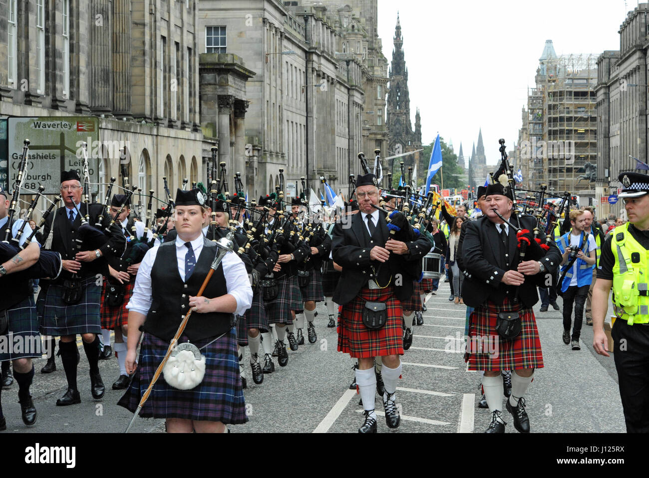 pipe-bands-lead-the-marchers-through-the-centre-of-edinburgh-stock