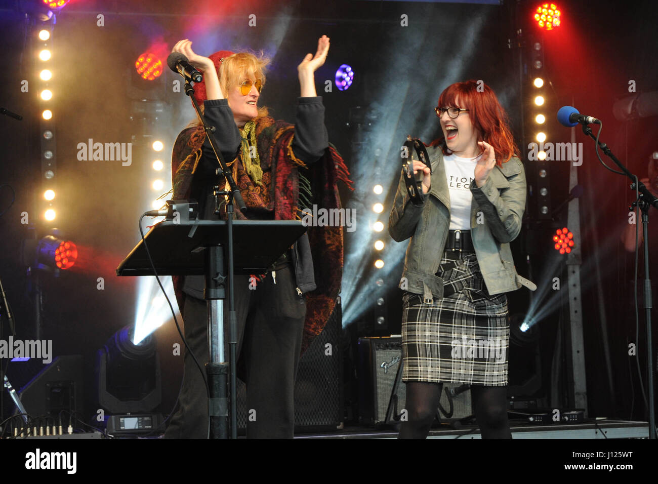 Scottish singer-songwriters Eddi Reader and Lou Hickey do an impromptu double-act at the Yes Scotland rally Stock Photo
