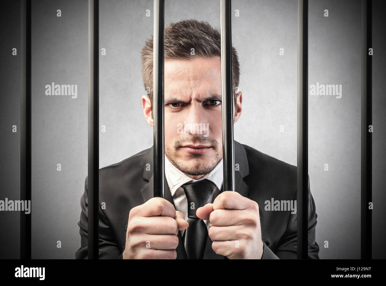 Предъявление обвинения картинки. Обвинение обществом в мошенничестве. Наказать мошенника. Мужская преступность. Мошенничество в особо крупном.