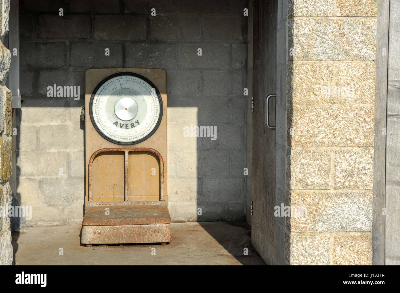Platform scales hi-res stock photography and images - Alamy