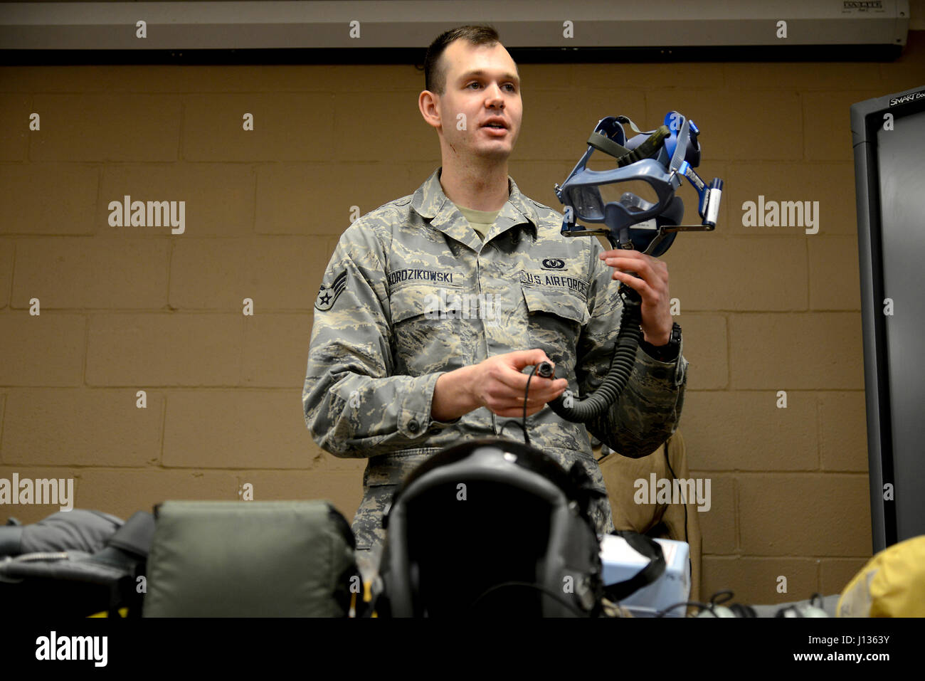 Senior Airman Alan Kordzikowski, an aircrew flight equipment specialist assigned to the 105th Airlift Wing, shows a group of Newburgh Free Academy Junior Reserve Officer Training cadets equipment pilots and loadmaster use during C-17 Globemaster III operations at Stewart Air National Guard Base, New York Arpil 3, 2017. (U.S. Air Force photo by Staff Sgt. Julio A. Olivencia Jr.) Stock Photo