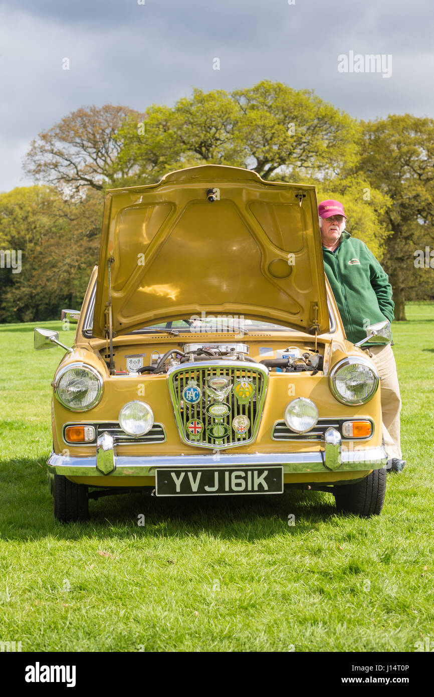 Classic car hood open hires stock photography and images Alamy