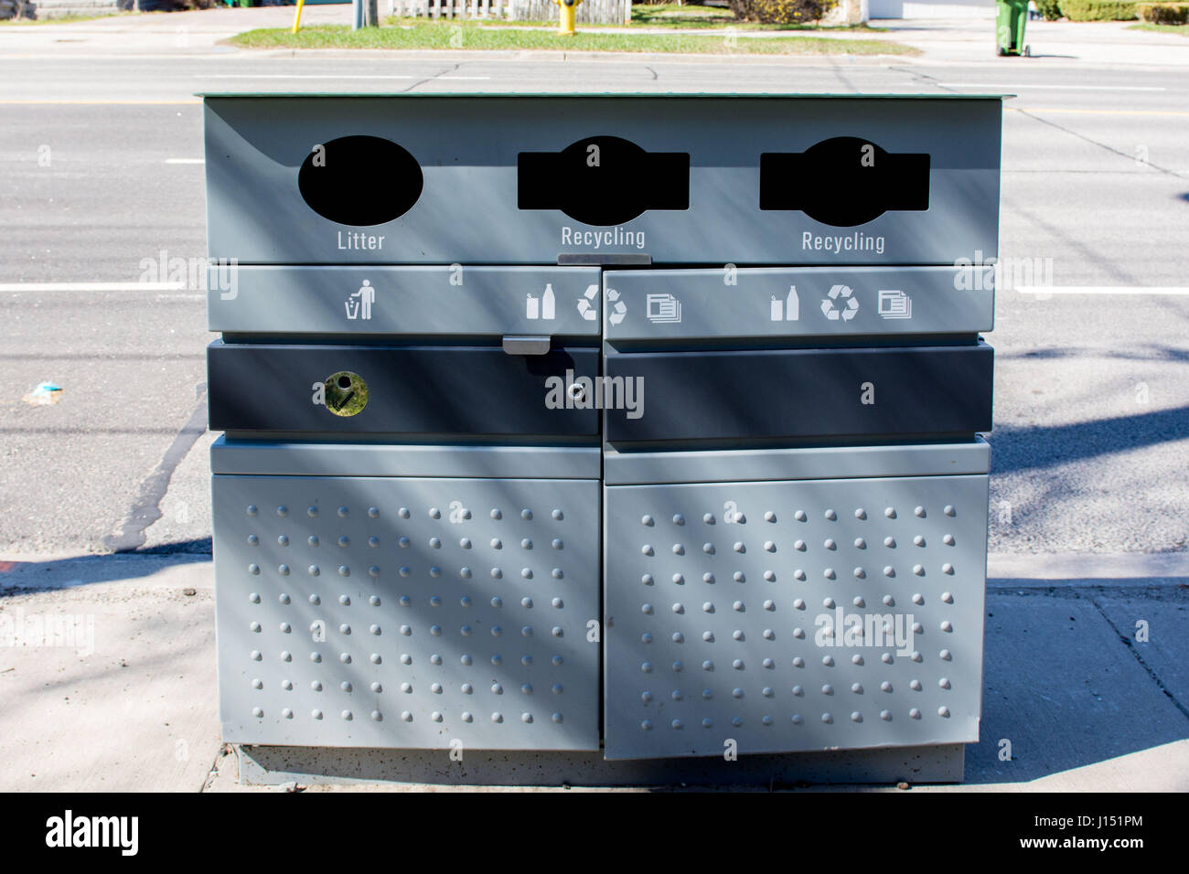 A City of Toronto garbage and recycling street bin on Finch Ave in