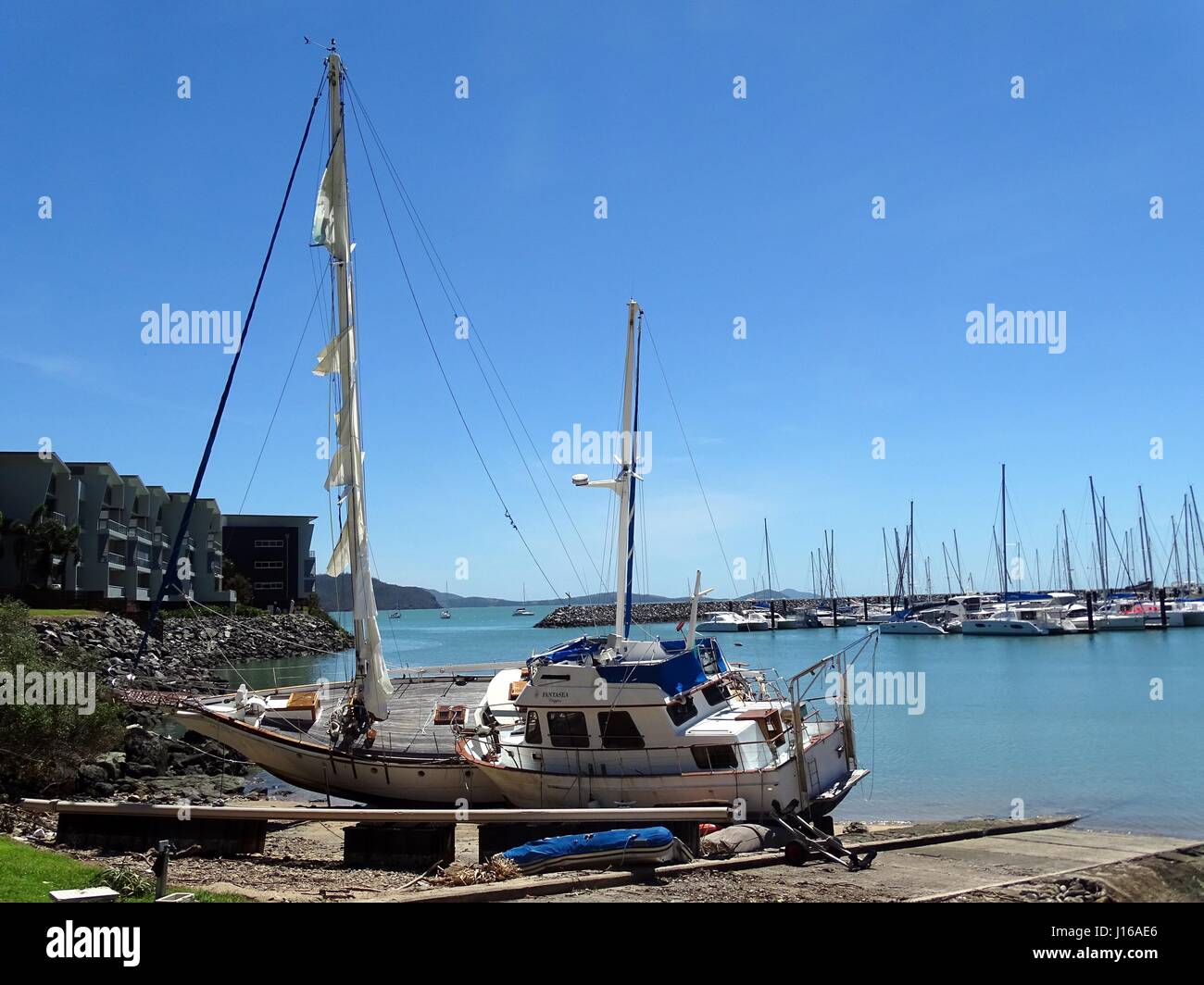 Boat run aground hires stock photography and images Alamy