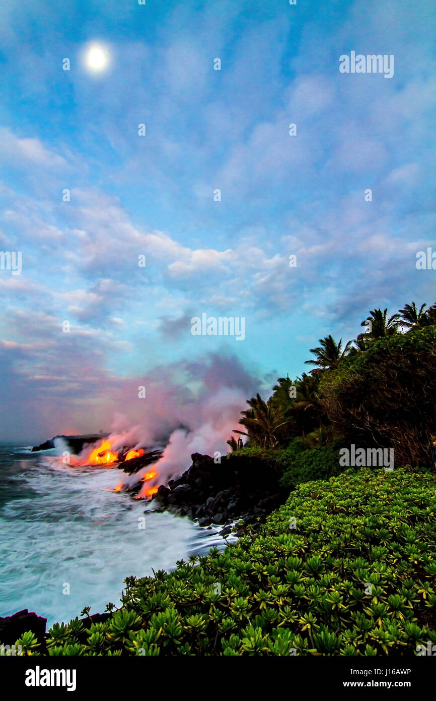 KALAPANA, HAWAII Amazing photos of lava flow from Kilauea volcano with a lightning strike