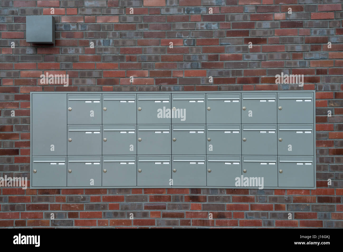 Briefkasten An Einem Mehrfamilienhaus Stock Photo Alamy