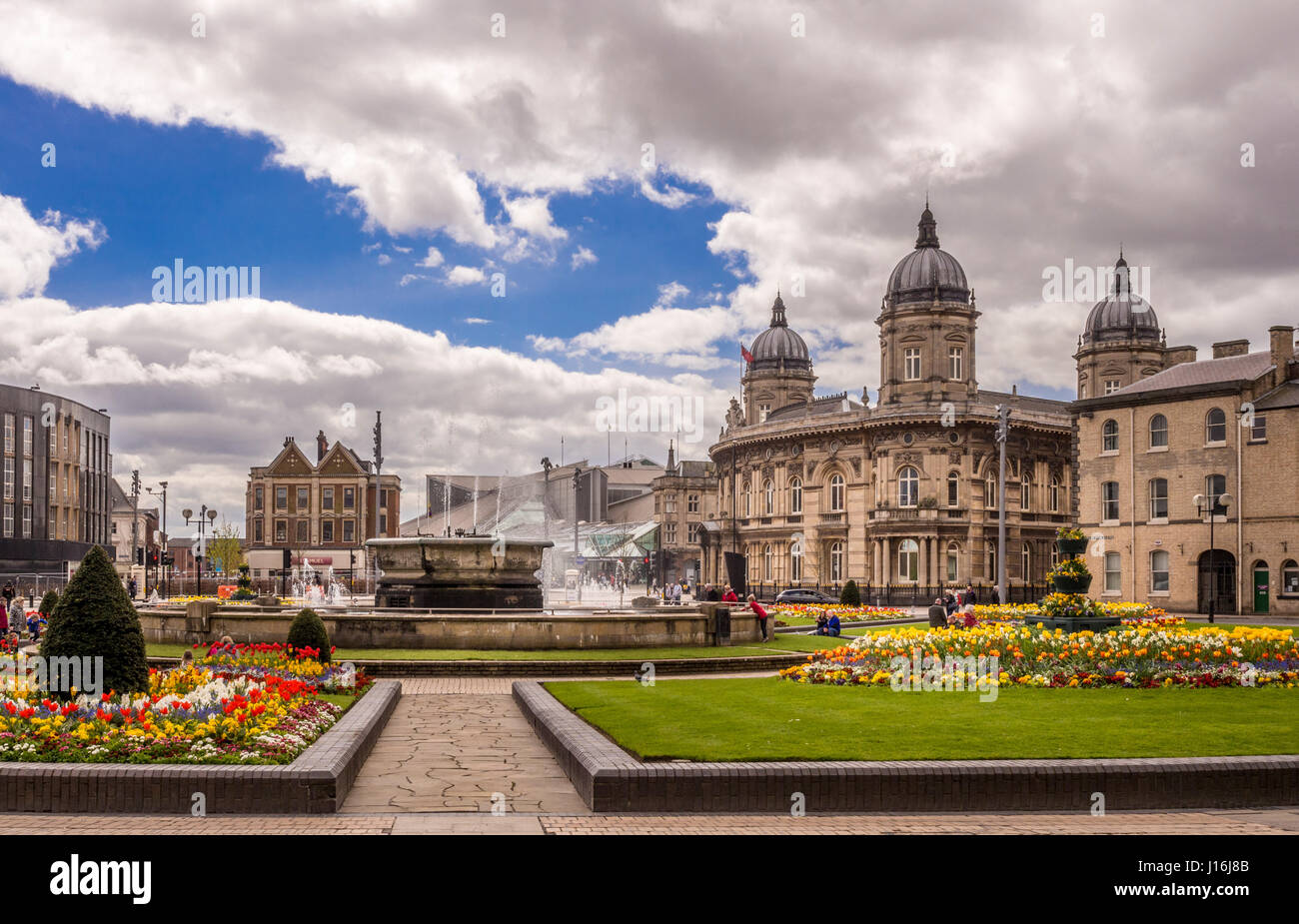 Rosebowl fountain and flower beds, Queen's Gardens, Hull. Maritime museum and Princes Quay shopping centre in background. Stock Photo