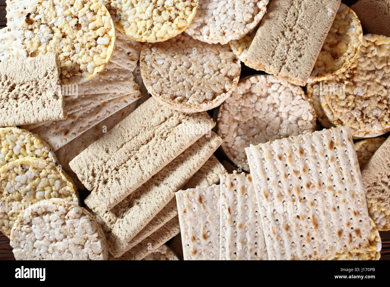 Different types of crispbread. Rice cake, Corn Thins, Matzo, Rye Crispbread Stock Photo Alamy
