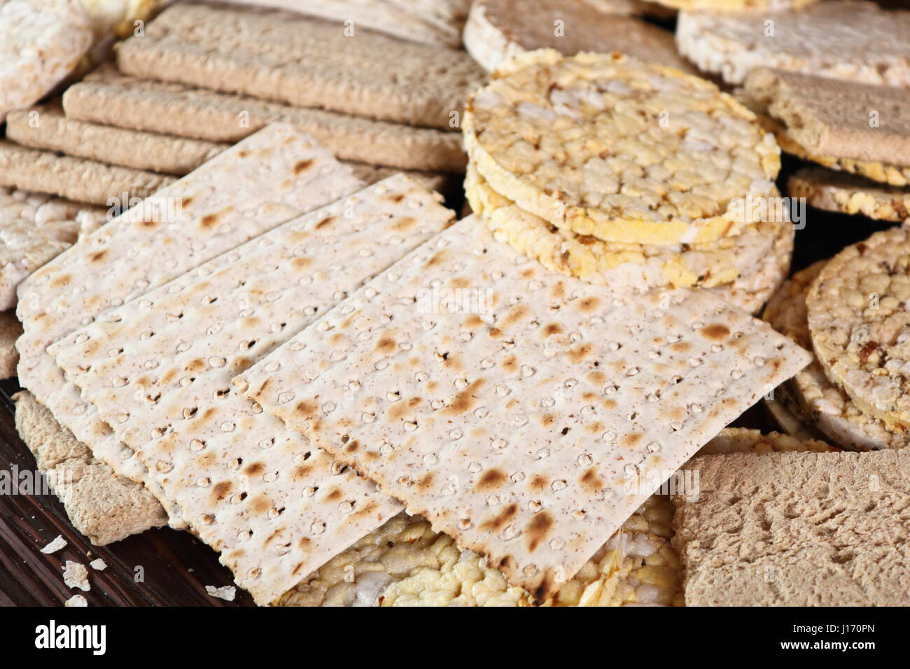Different types of crispbread. Rice cake, Corn Thins, Matzo, Rye Crispbread Stock Photo Alamy