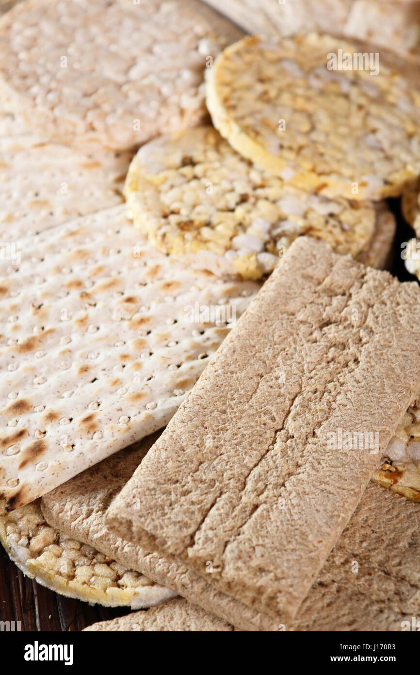 Different types of crispbread. Rice cake, Corn Thins, Matzo, Rye Crispbread Stock Photo Alamy
