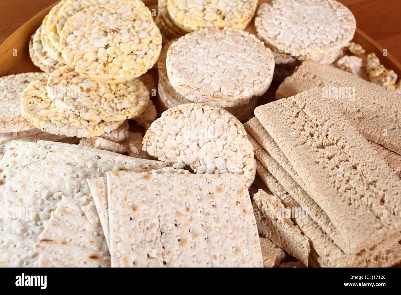 Different types of crispbread. Rice cake, Corn Thins, Matzo, Rye Crispbread Stock Photo Alamy