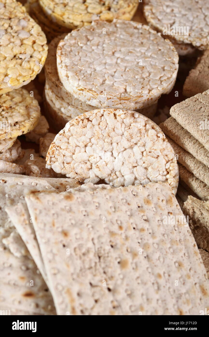 Different types of crispbread. Rice cake, Corn Thins, Matzo, Rye Crispbread Stock Photo Alamy