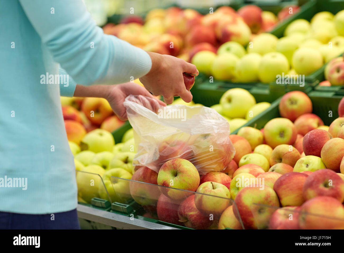 Woman apple grocery store hi-res stock photography and images - Alamy