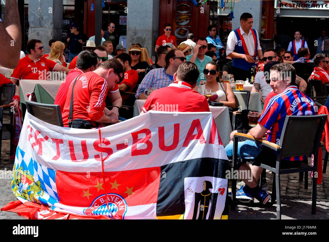 Madrid, Spain. 18th April, 2017. FC Bayern Munchen supporters put red colour to the streets of Madrid, before the match with Real Madrid, in the quarter-finals of the Champions League.  Credit: M. Ramírez/Alamy live News Stock Photo