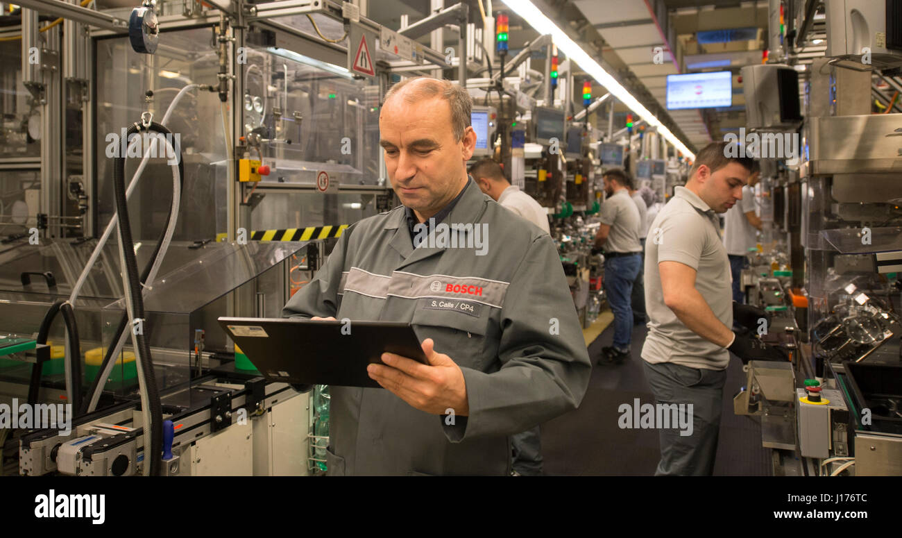 Stuttgart, Germany. 18th Apr, 2017. A Bosch employee checks the production of Common Rail pumps using so-called 'networked production' (German: 'Vernetzte Fertigung') at the Bosch manufactory Feuerbach in Stuttgart, Germany, 18 April 2017. Credit: dpa picture alliance/Alamy Live News Stock Photo