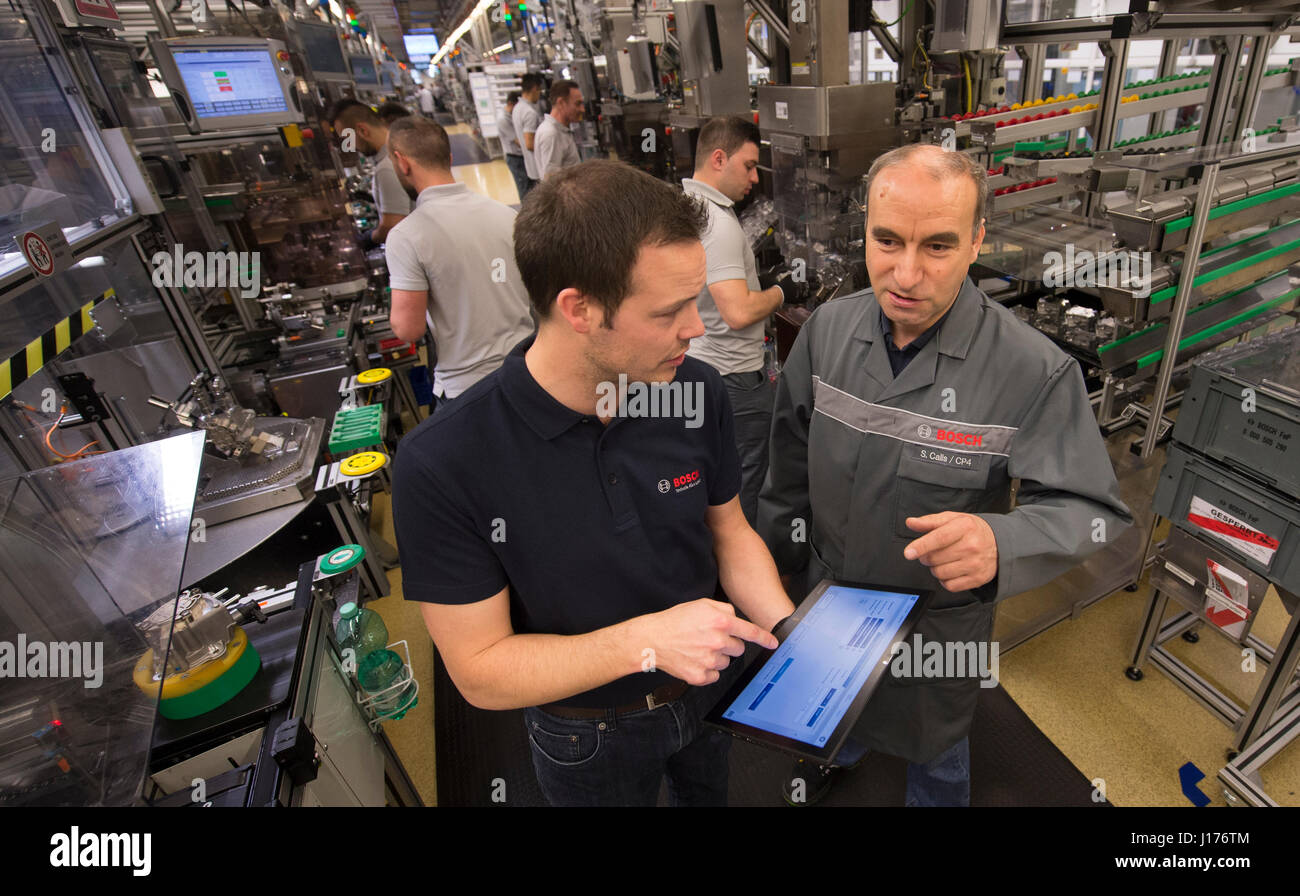 Stuttgart, Germany. 18th Apr, 2017. Two Bosch employees check the production of Common Rail pumps using so-called 'networked production' (German: 'Vernetzte Fertigung') at the Bosch manufactory Feuerbach in Stuttgart, Germany, 18 April 2017. Credit: dpa picture alliance/Alamy Live News Stock Photo