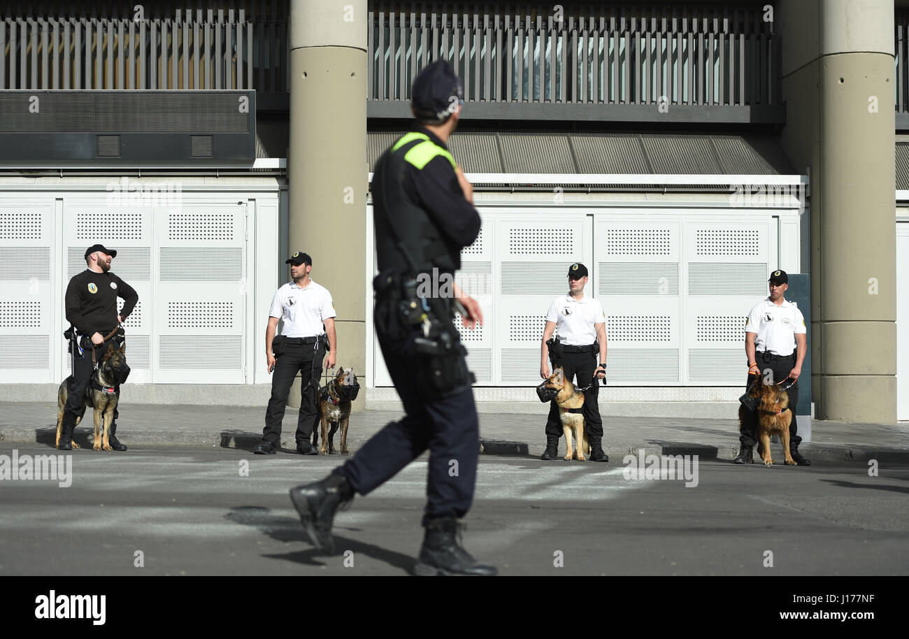 Madrid, Spain. 18th Apr, 2017. Dog handlers of a security service and their dogs can be seen outside the stadium before the Champions League quarterfinals second leg match between Real Madrid and Bayern Munich at the Santiago Bernabeu Stadium in Madrid, Spain, 18 April 2017. Photo: Andreas Gebert/dpa/Alamy Live News Stock Photo
