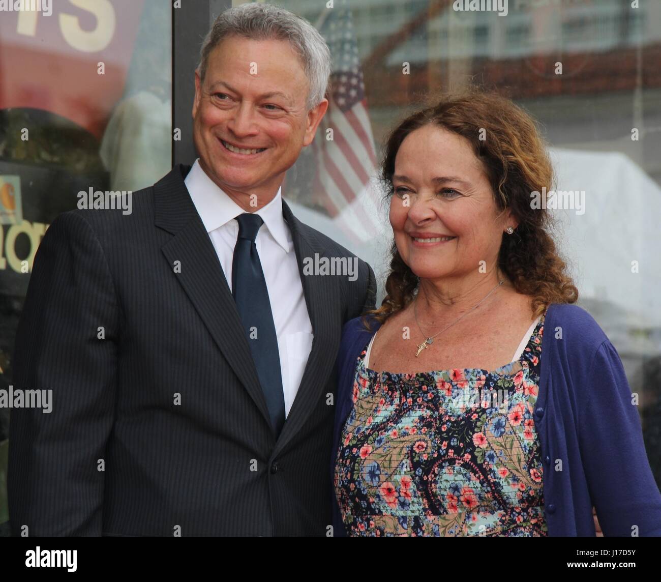 Hollywood, California, USA. 16th Apr, 2017. I15899CHW.Gary Sinise Honored With Star On The Hollywood Walk Of Fame .6664 Hollywood Boulevard in front of The Supply Sergeant, Hollyood, CA.04/17/2017.GARY SINISE AND WIFE MOIRA HARRIS . © Clinton H.Wallace/Photomundo International/ Photos Inc Credit: Clinton Wallace/Globe Photos/ZUMA Wire/Alamy Live News Stock Photo