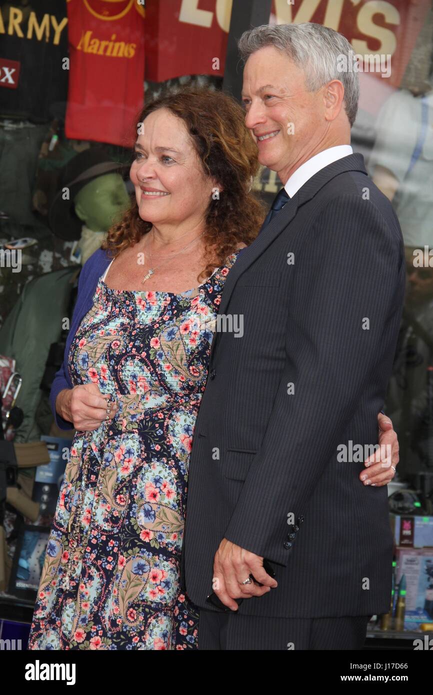 Hollywood, California, USA. 17th Apr, 2017. I15899CHW.Gary Sinise Honored With Star On The Hollywood Walk Of Fame .6664 Hollywood Boulevard in front of The Supply Sergeant, Hollyood, CA.04/17/2017.GARY SINISE AND WIFE MOIRA HARRIS . © Clinton H.Wallace/Photomundo International/ Photos Inc Credit: Clinton Wallace/Globe Photos/ZUMA Wire/Alamy Live News Stock Photo