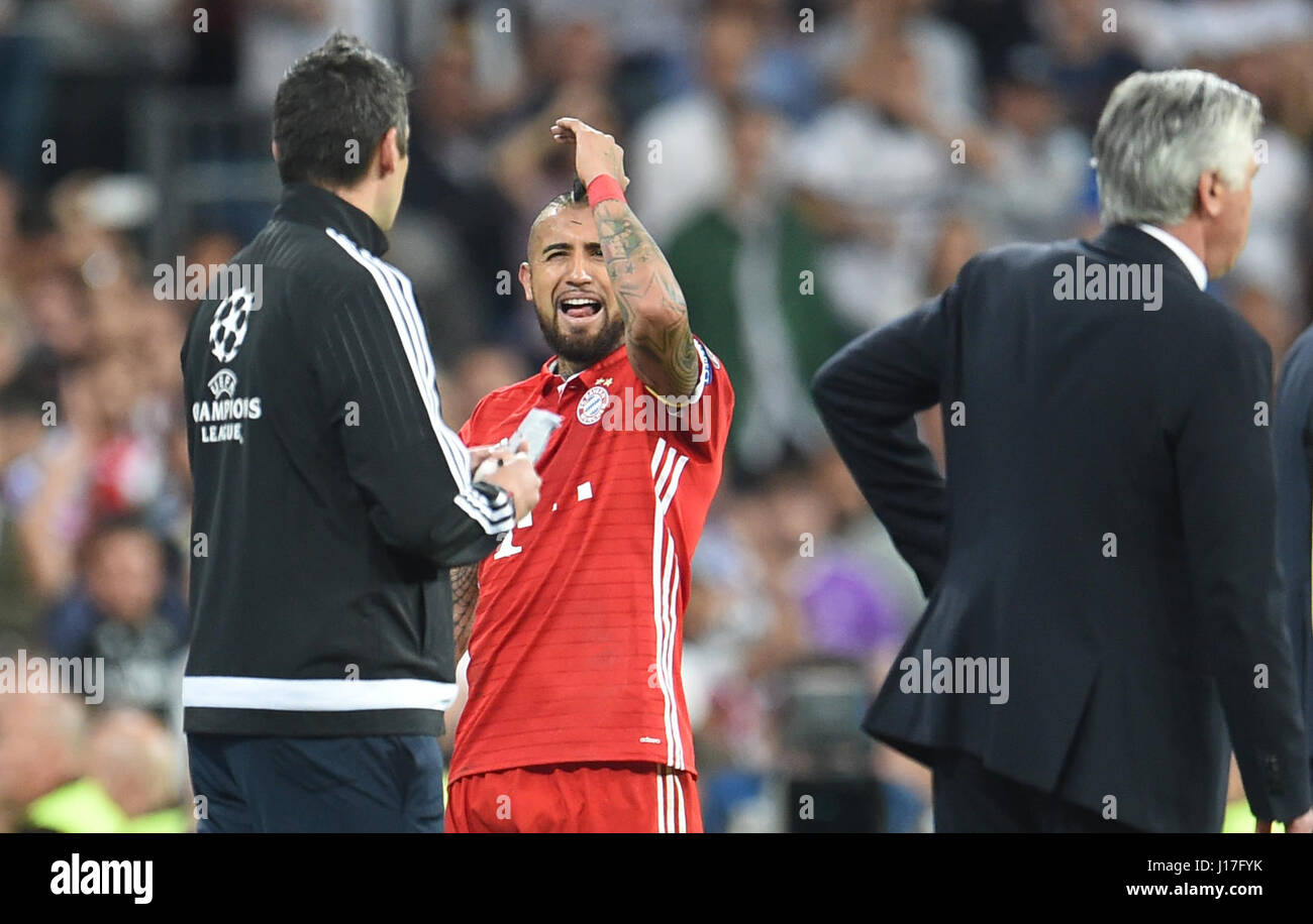 Madrid, Spain. 18th Apr, 2017. Munich's Arturo Vidal (2-L) leaves the pitch after receiving a red card during the second leg of the Champions League quarter final tie between Real Madrid and Bayern Munich in Madrid, Spain, 18 April 2017. Photo: Andreas Gebert/dpa/Alamy Live News Stock Photo