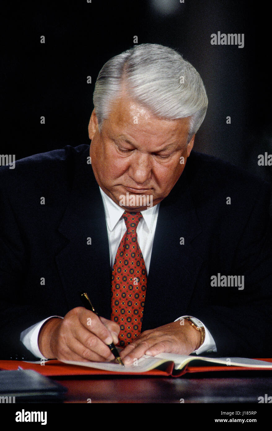 Russian President Boris Yeltsin following the end of two days of summit meetings with President William Clinton signs an agreement to normalize economic relations with the United States durng a joint new conference in the East Room of the White House, Washington DC., September 28, 1994.  Photo by Mark Reinstein Stock Photo