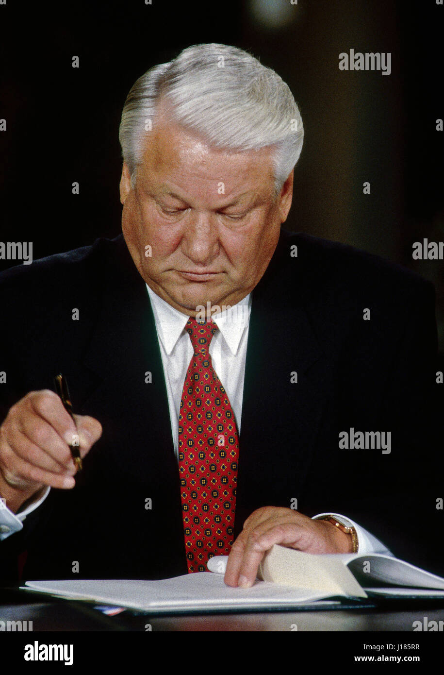 Russian President Boris Yeltsin following the end of two days of summit meetings with President William Clinton signs an agreement to normalize economic relations with the United States durng a joint new conference in the East Room of the White House, Washington DC., September 28, 1994.  Photo by Mark Reinstein Stock Photo