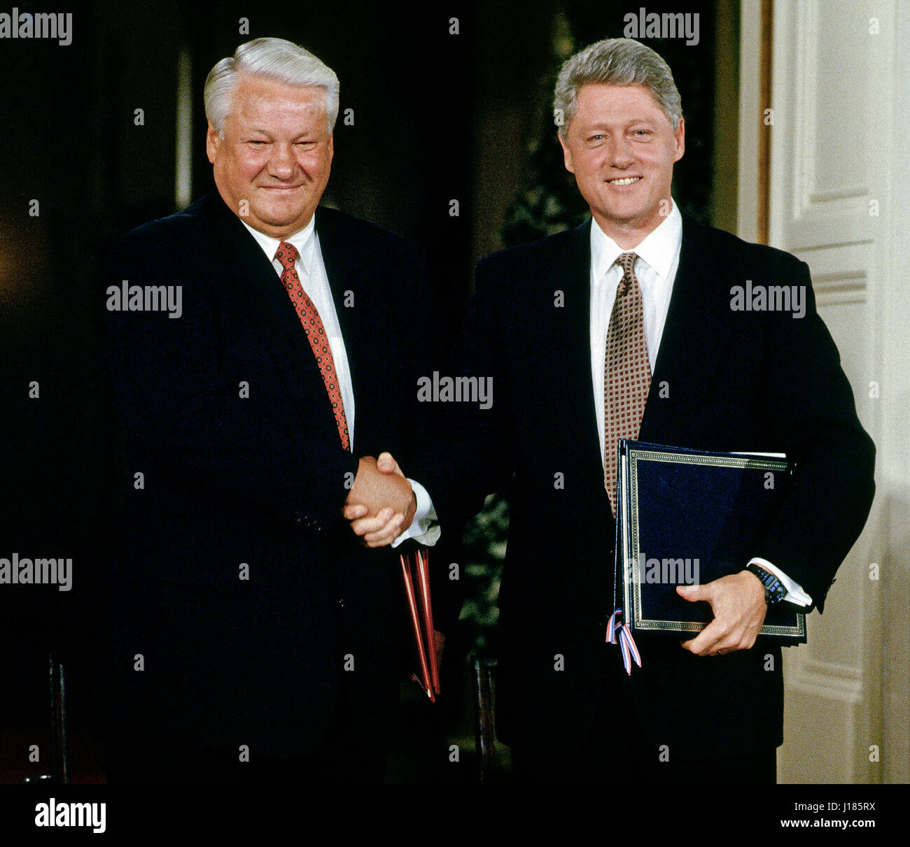 Russian President Boris Yeltsin and President William Clinton following the end of two days of summit meetings and signing an agreement to normalize economic relations with the United States shake hands at the conclusion of a joint new conference in the East Room of the White House, Washington DC., September 28, 1994. Photo by Mark Reinstein Stock Photo