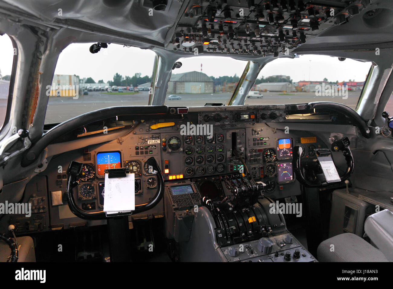 Dc8 cockpit hi-res stock photography and images - Alamy