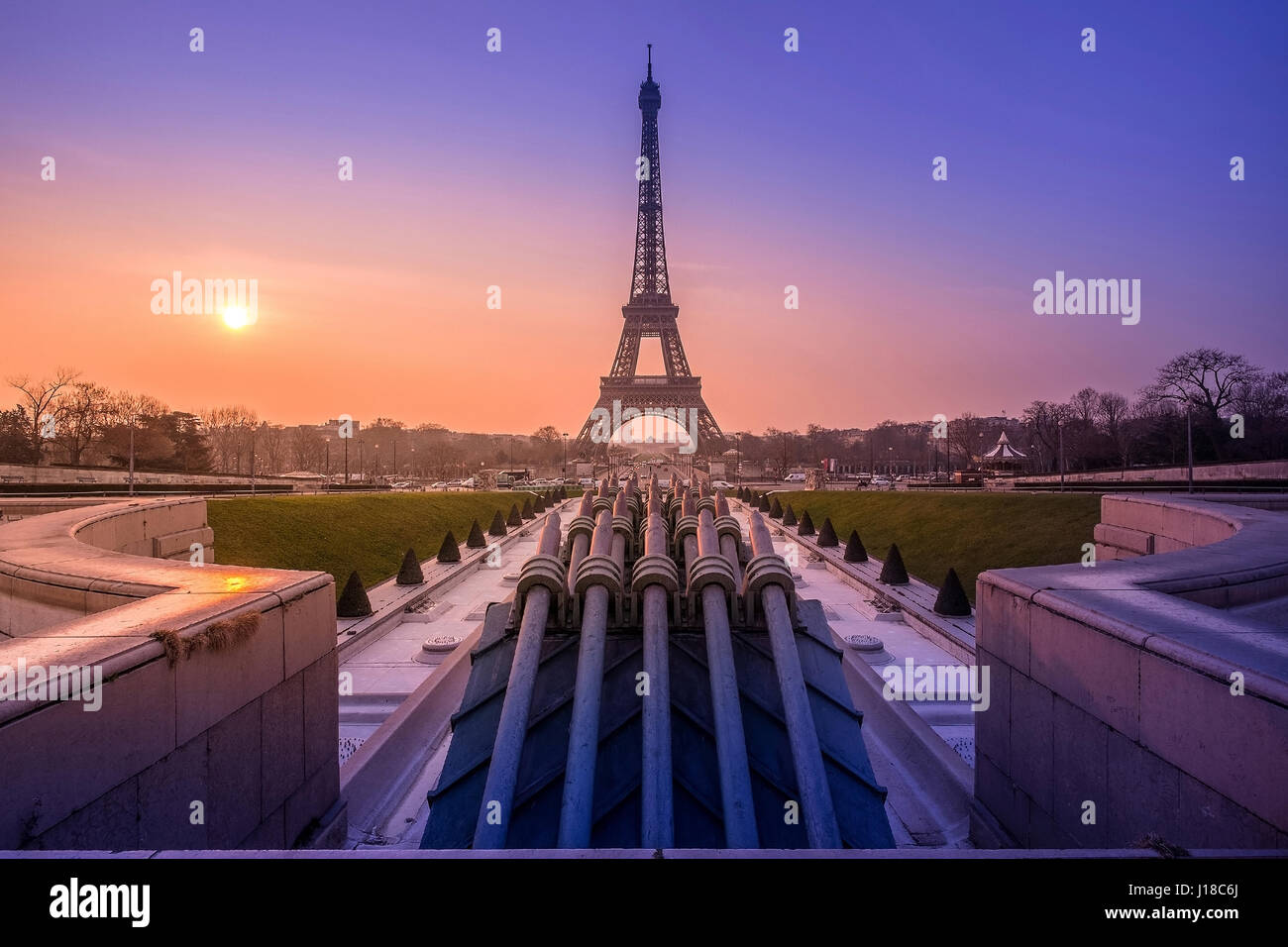 Eiffel Tower and fountain at Jardins du Trocadero at sunrise, Paris ...