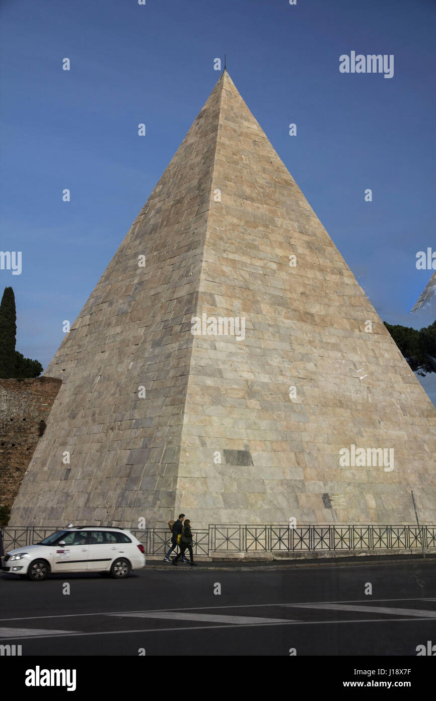 Pyramid of Cestius, Rome, Italy Stock Photo - Alamy