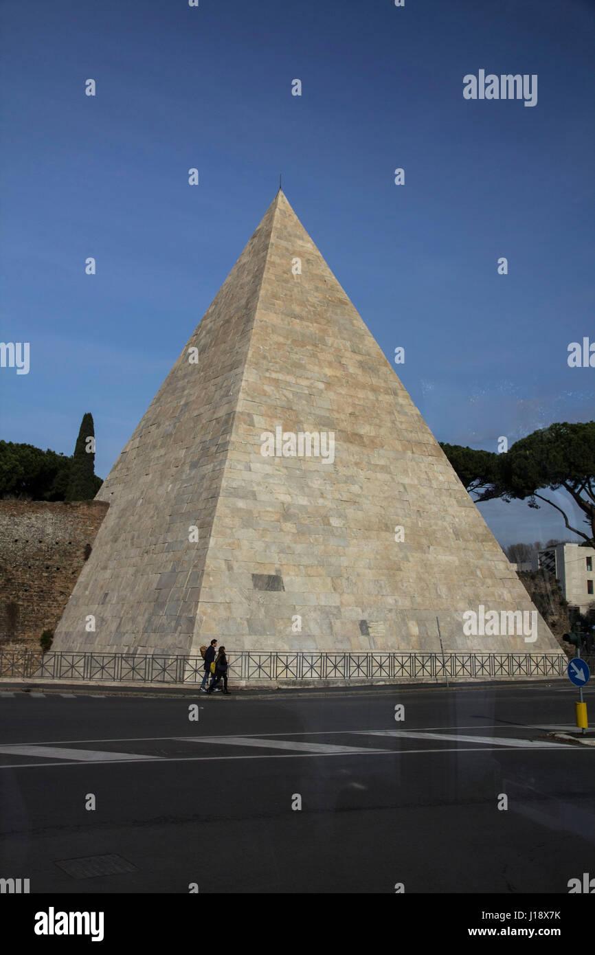 Pyramid of Cestius, Rome, Italy Stock Photo - Alamy