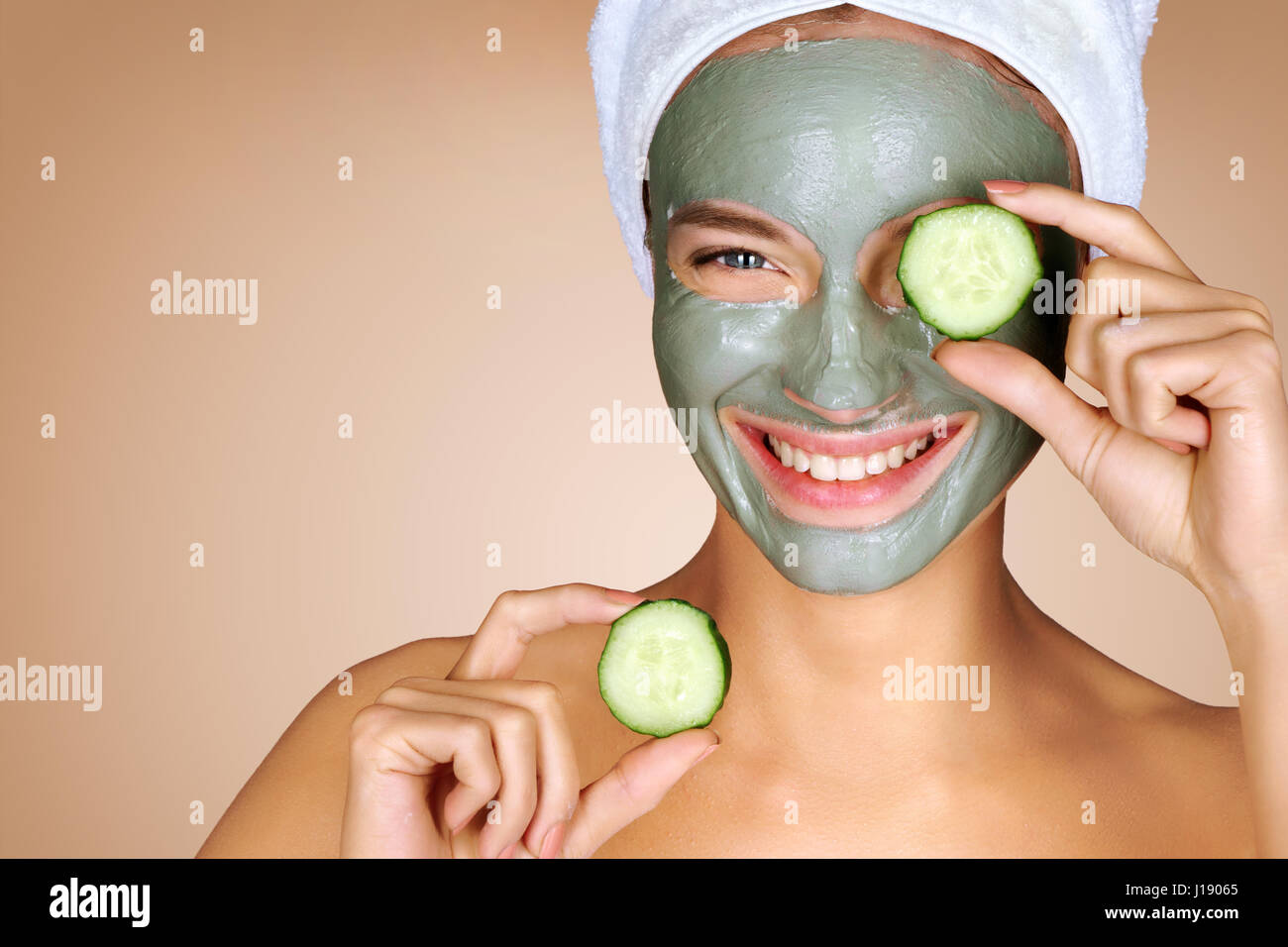 Download Face Mask Beauty Cucumber High Resolution Stock Photography And Images Alamy Yellowimages Mockups