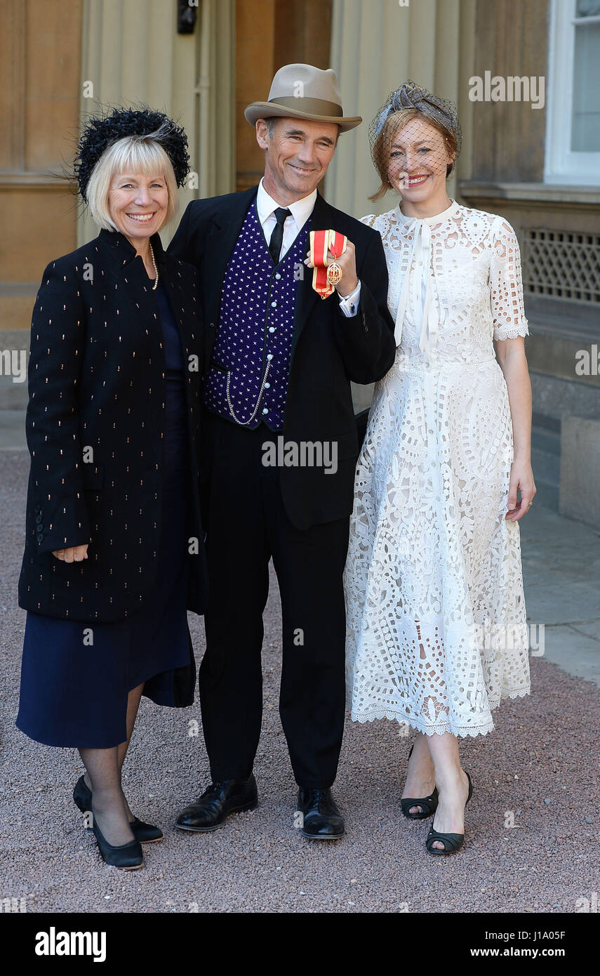 Sir Mark Rylance with his wife Claire van Kampen and her daughter Juliet after he was knighted by the Duke of Cambridge during an investiture ceremony at Buckingham Palace in London. Stock Photo