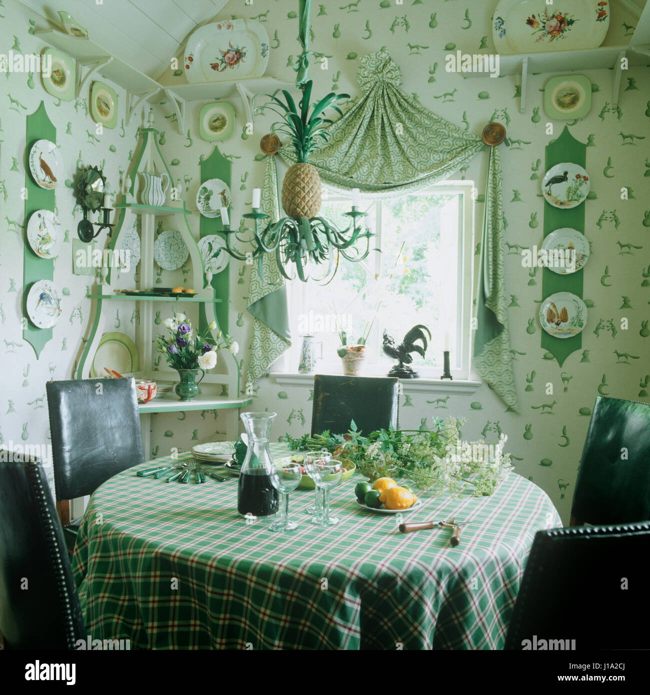 Vintage wallpaper green room hi-res stock photography and images - Alamy