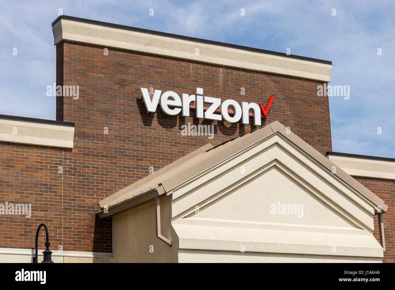 Fort Wayne Circa April 2017 Verizon Wireless Retail Location