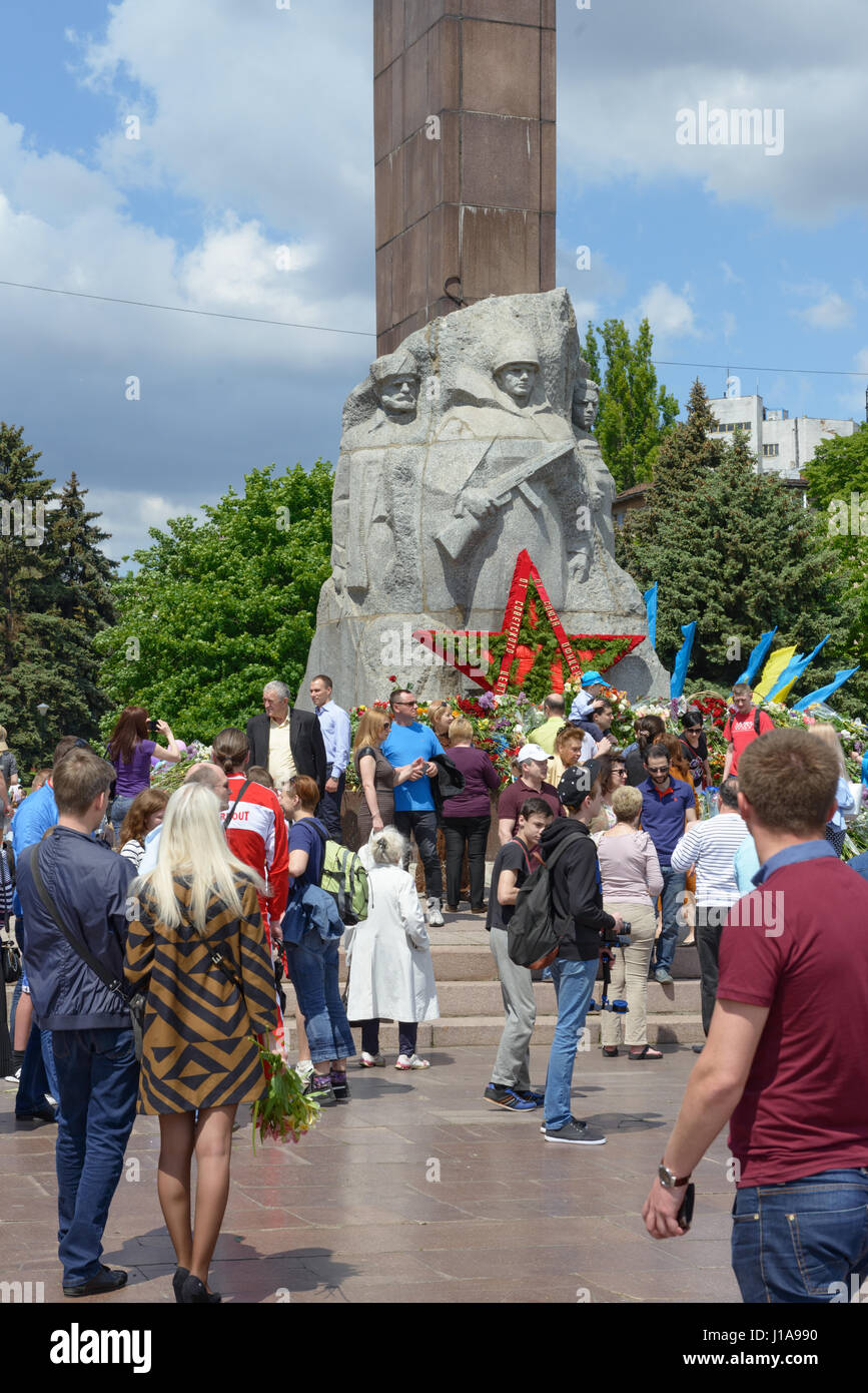 People are laying flowers to Glory Monument in Victory Day 09 May in ...