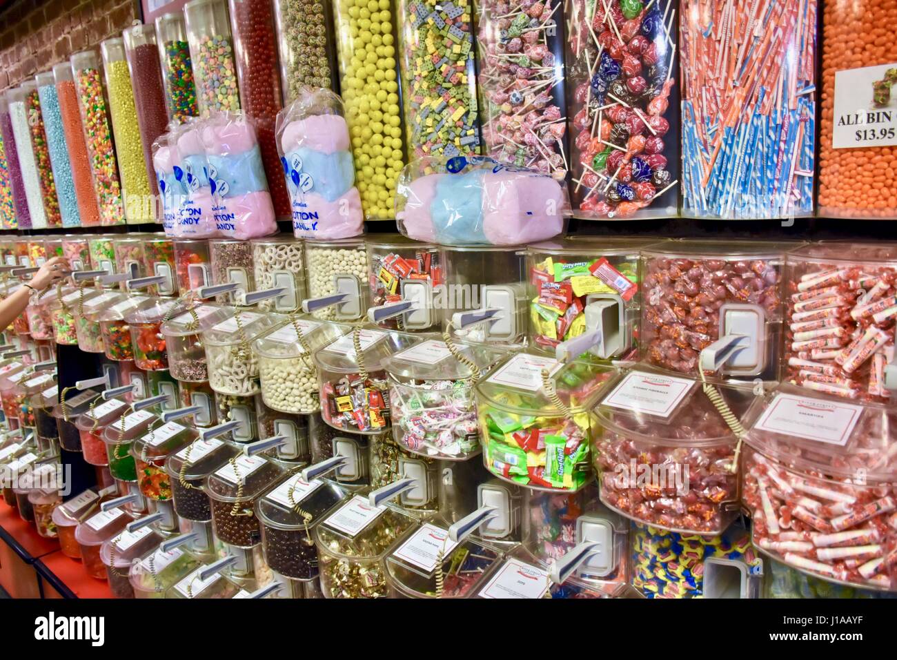 https://c8.alamy.com/comp/J1AAYF/charleston-south-carolina-fresh-made-candy-at-savannahs-candy-kitchen-J1AAYF.jpg