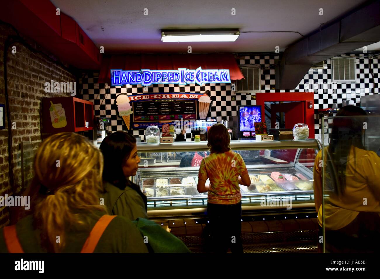 Customers in line to get hand dipped ice cream Stock Photo Alamy