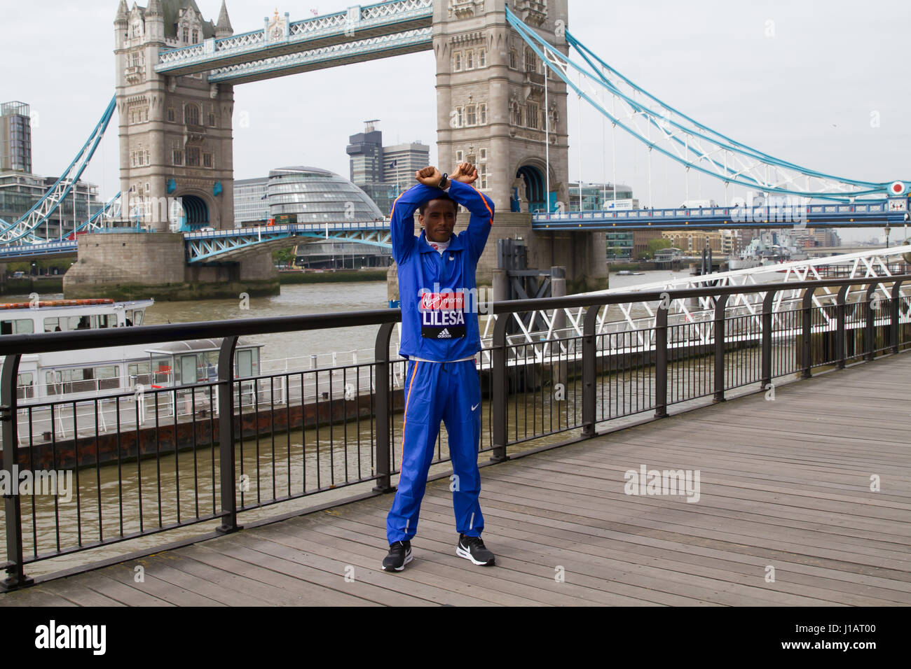 Tower Bridge Uk 20th Apr 2017 Virgin Money London Marathon Elite - tower bridge uk 20th apr 2017 virgin money london marathon elite man feyisa lilesa ethiopia attends a photocall by tower bridge ahead of the marathon