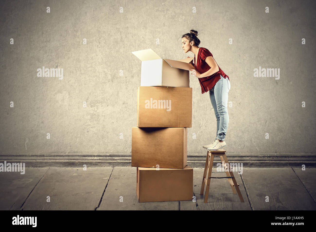 Delivery weight scale boxes hi-res stock photography and images - Alamy