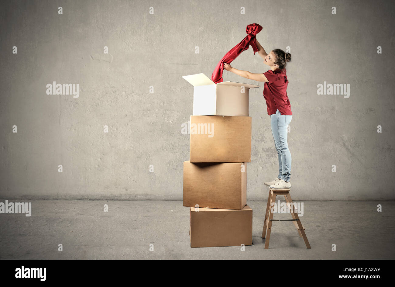 https://c8.alamy.com/comp/J1AXW9/woman-packing-out-of-boxes-J1AXW9.jpg