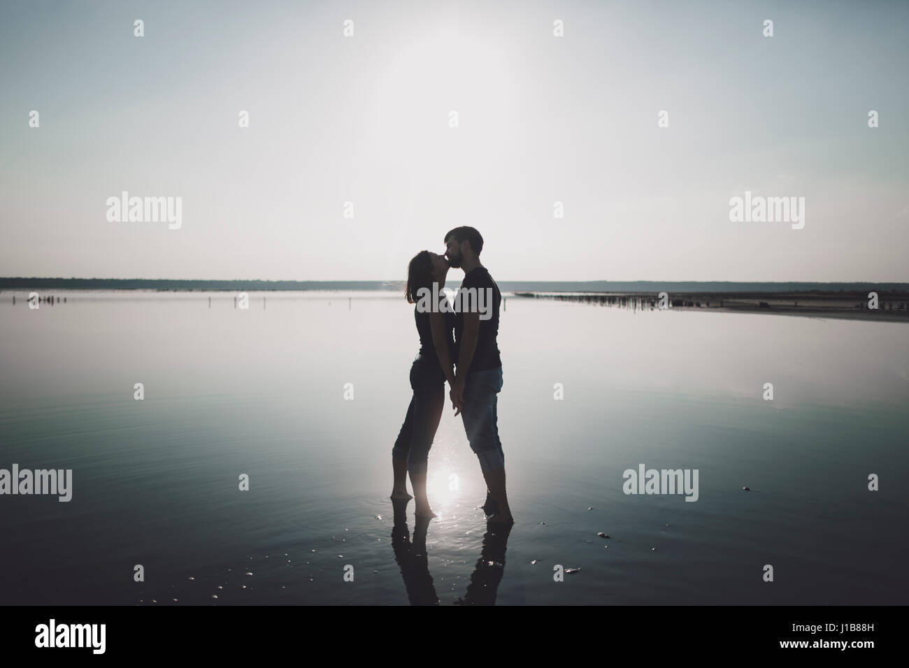 Couple kissing silhouette lake hi-res stock photography and images - Alamy