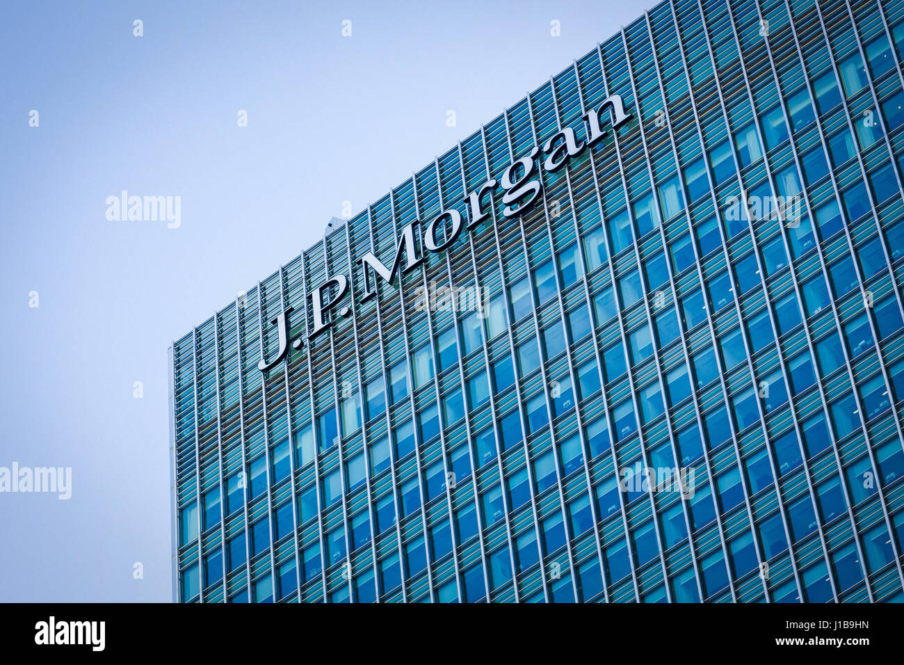 Logo sign of JP Morgan Bank on side of their European Headquarters office  building in Canary Wharf, Docklands, London Stock Photo - Alamy