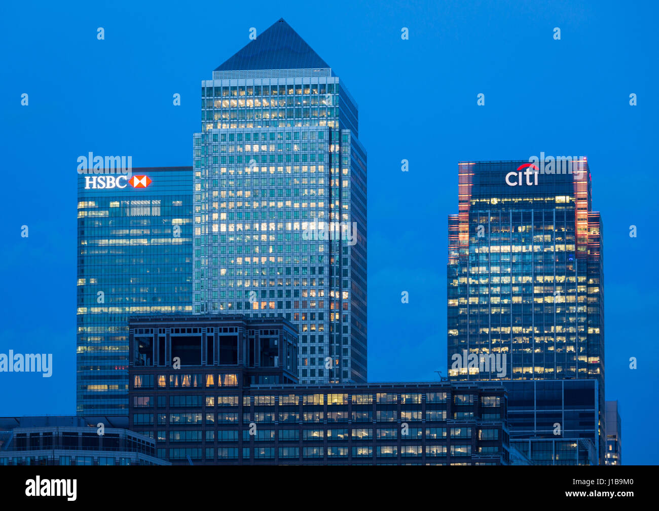 Canary Wharf skyline - night view of the illuminated financial centre of Canary Wharf, Docklands, London, England, UK Stock Photo