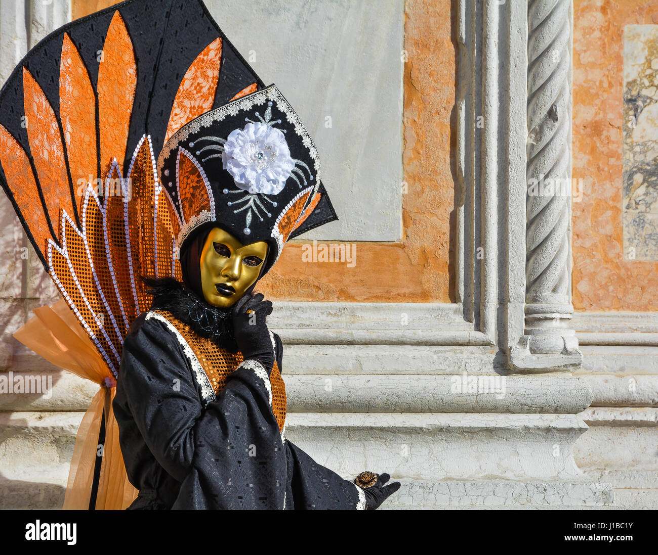 Donna Mascherata Con Il Cappello Appariscente Al Carnevale Di Venezia  Immagine Editoriale - Immagine di romantico, nascosto: 48477655