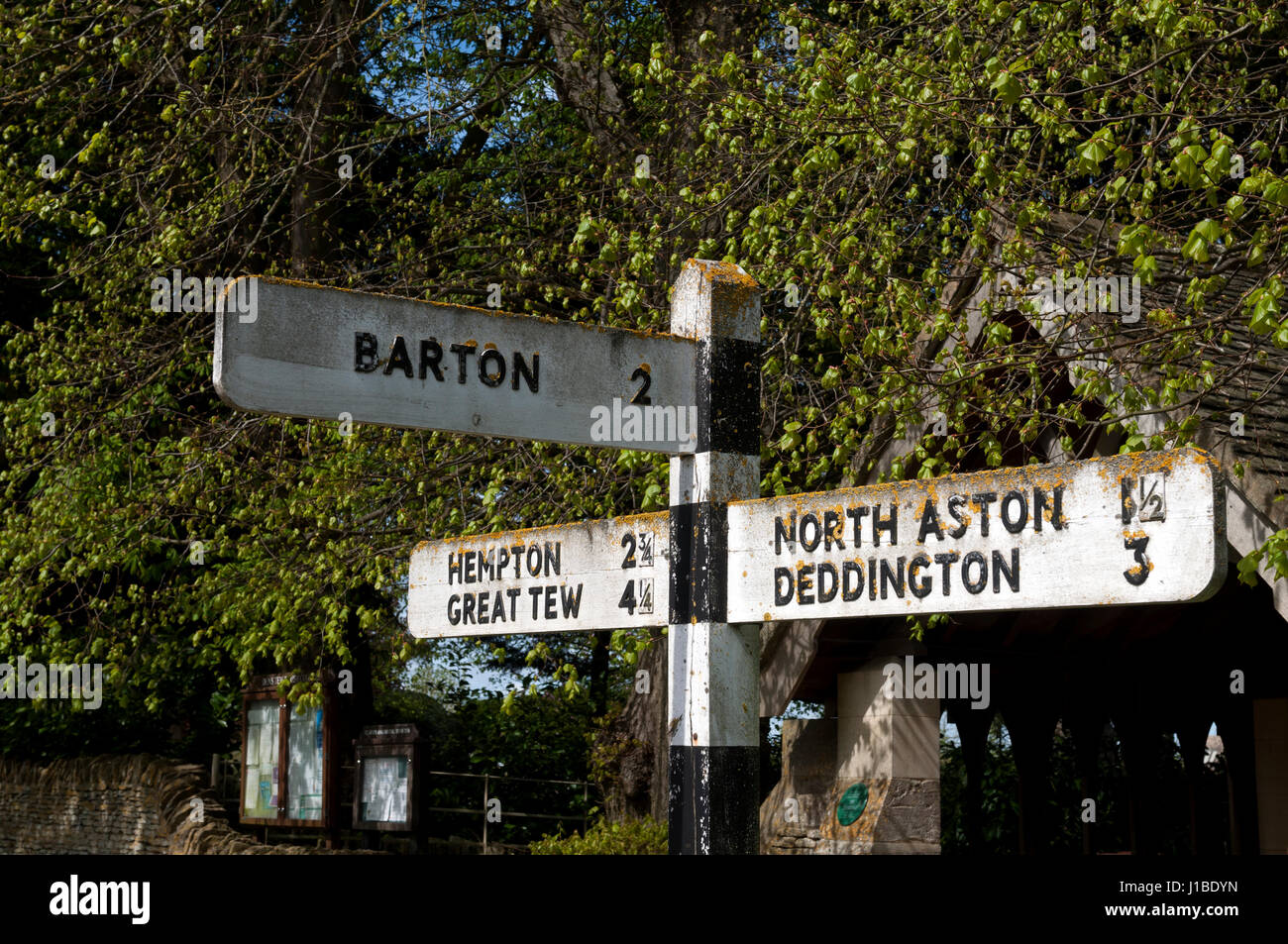 Signpost in Duns Tew village, Oxfordshire, England, UK Stock Photo