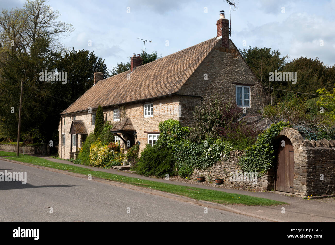 Cottages in Duns Tew village, Oxfordshire, England, UK Stock Photo