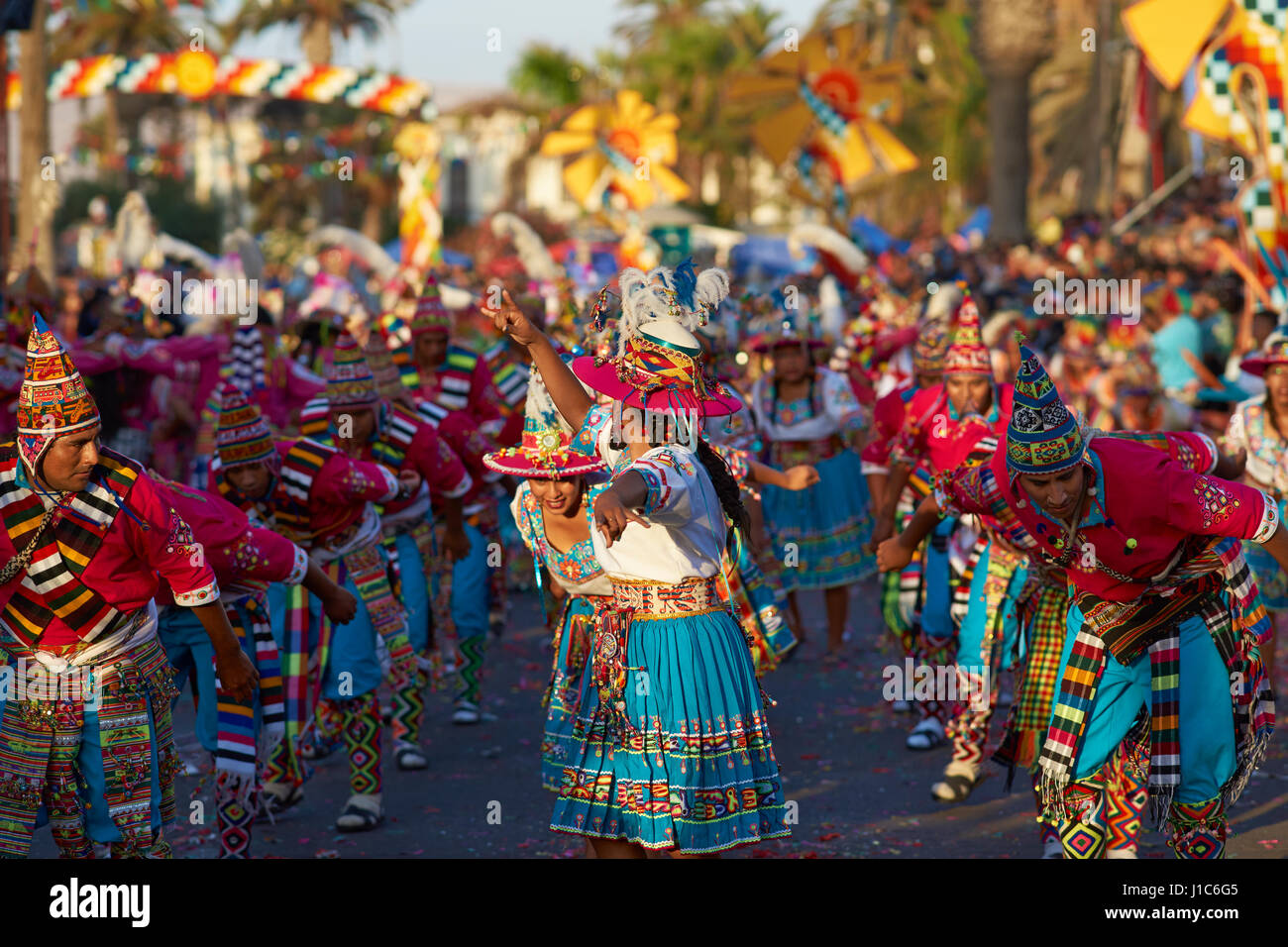 国内盤 Puka Soncco Danzas Incas Tinkus dancing group in colourful costumes performing at the
