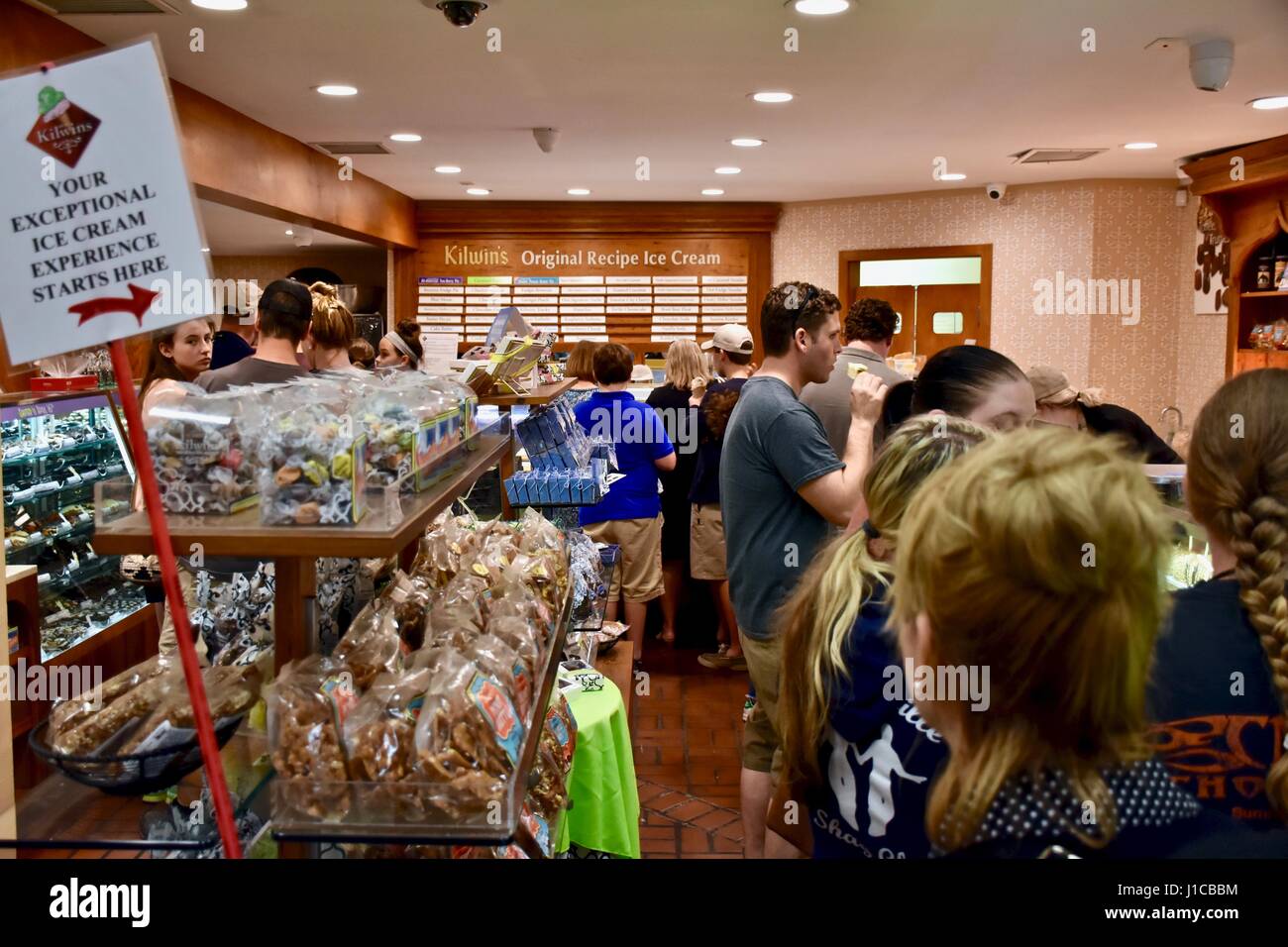 Long line and Kilwins ice cream shop Stock Photo Alamy